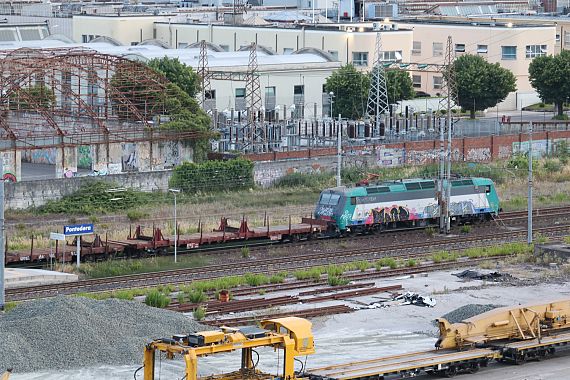 Il treno merci fermo a Pontedera 3